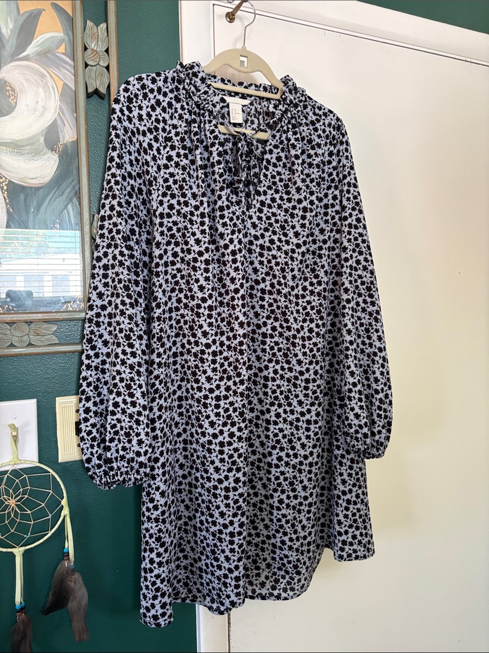 H&M Black and White Floral Tie-Neck Long Sleeve Shift Dress